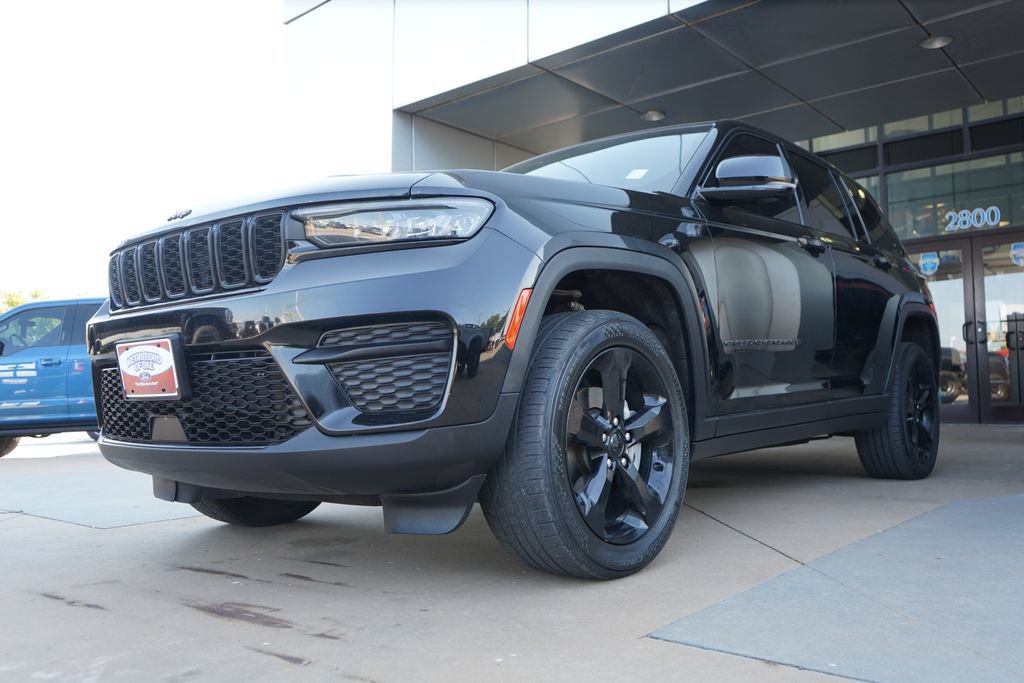 Used 2022 Jeep Grand Cherokee Altitude AWD/4WD image 5