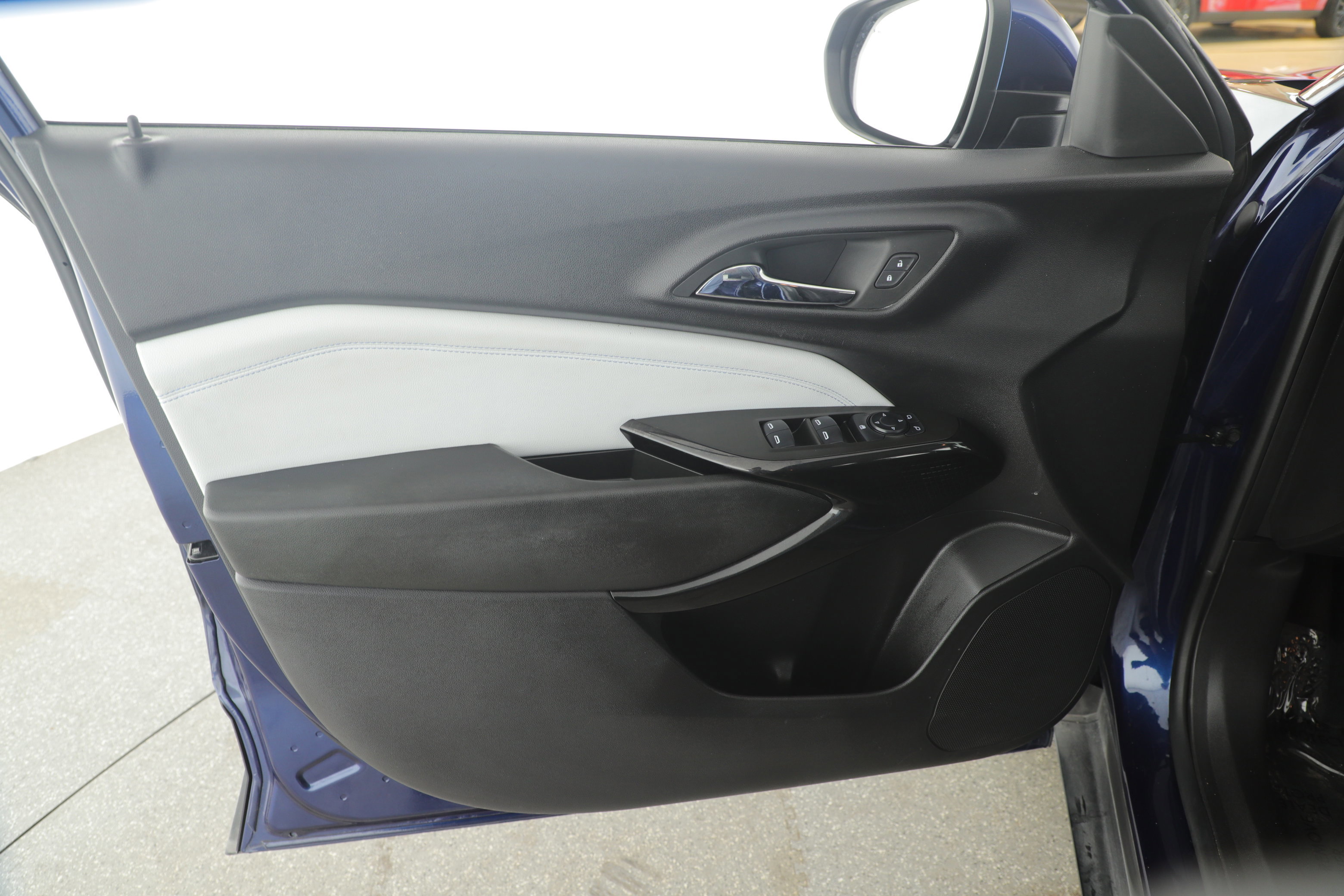 Used 2024 Chevrolet Trax LT w/ Driver Confidence Package image 8