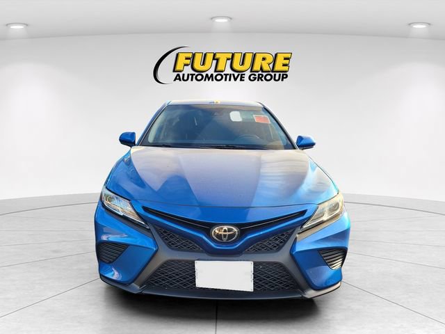 Used 2020 Toyota Camry SE w/ Blackout Package image 4