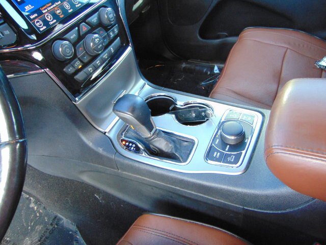 Used 2020 Jeep Grand Cherokee Overland AWD/4WD image 14