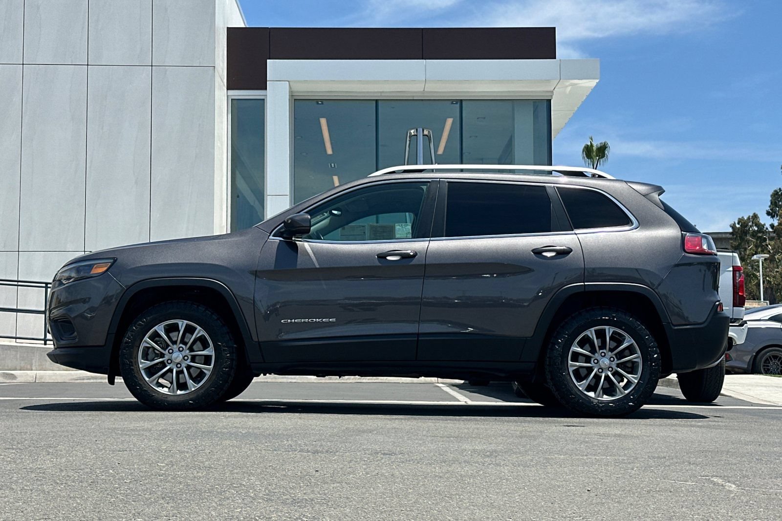 Used 2020 Jeep Cherokee Latitude Plus w/ Comfort/Convenience Group AWD/4WD image 6