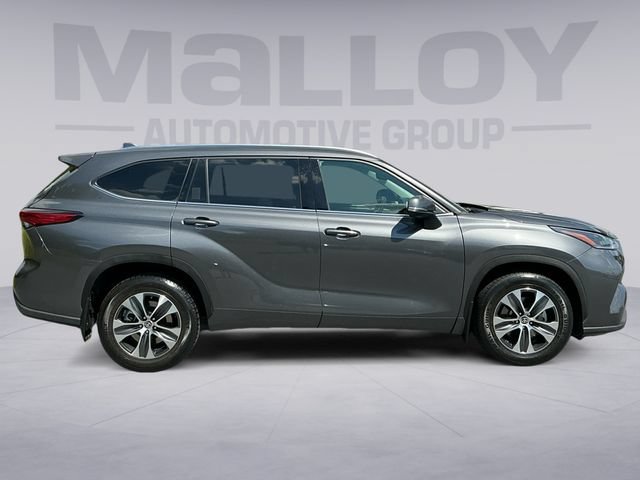 Used 2021 Toyota Highlander XLE AWD/4WD image 6