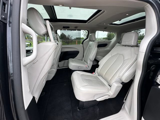 Used 2019 Chrysler Pacifica Touring-L Plus w/ Advanced Safetytec Group FWD image 17