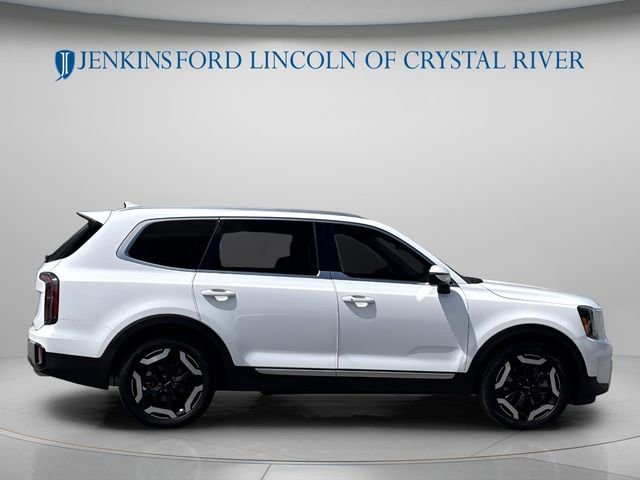 Used 2024 Kia Telluride EX w/ EX Captain's Chair Package FWD image 2