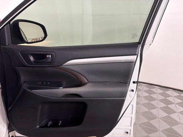 Used 2017 Toyota Highlander LE FWD image 35
