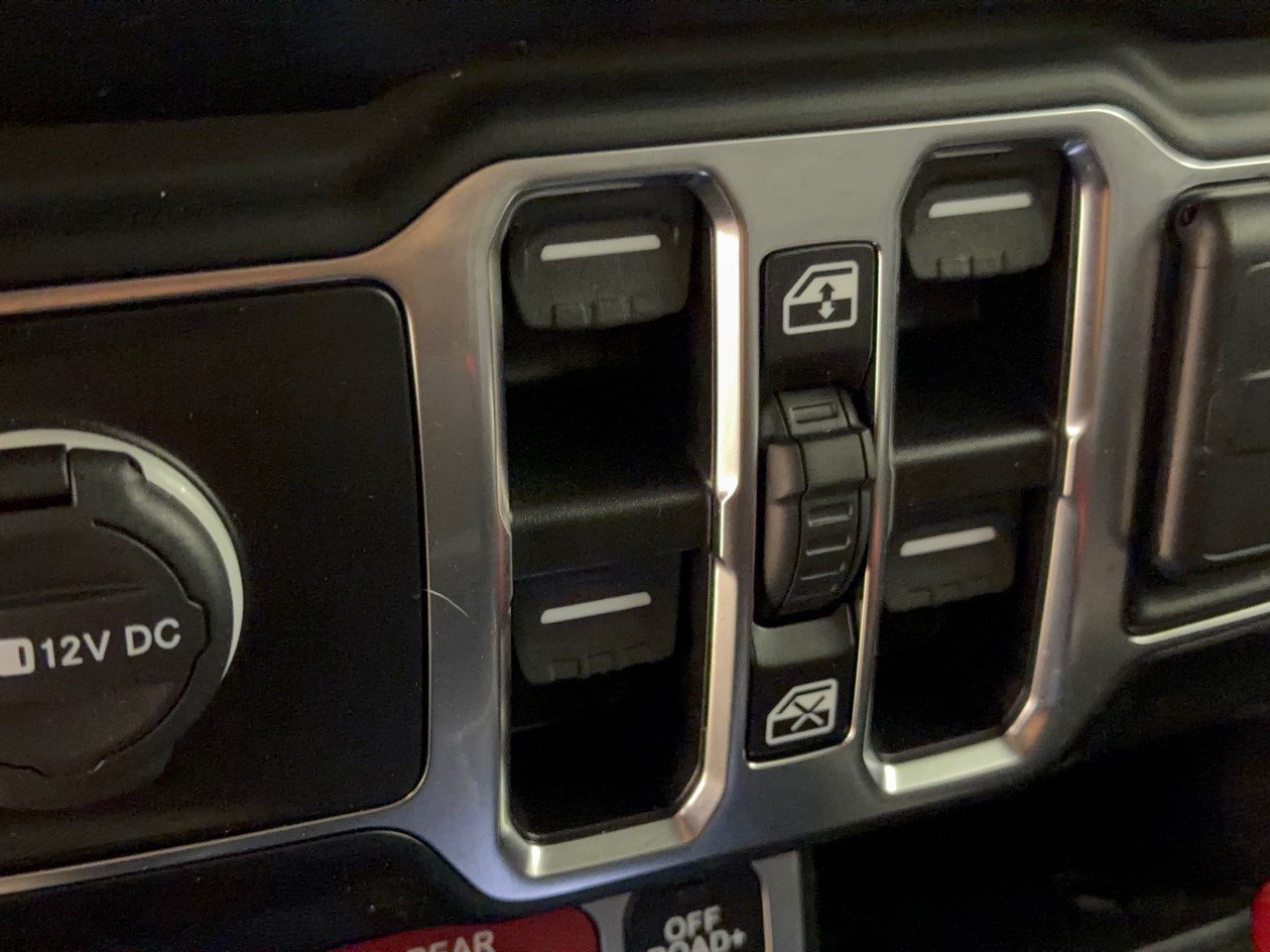Used 2023 Jeep Gladiator Rubicon w/ LED Lighting Group AWD/4WD image 15