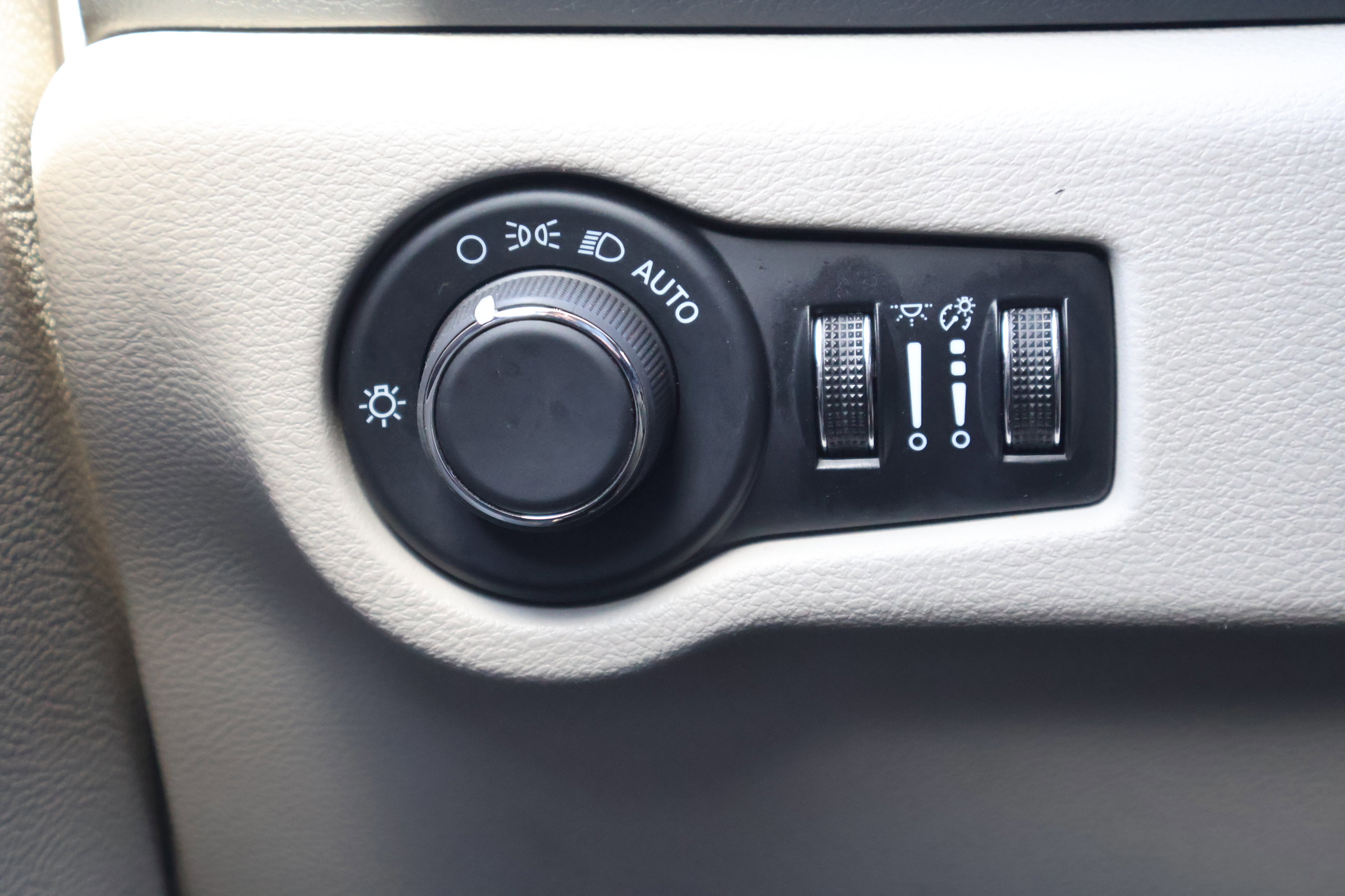 Used 2024 Chrysler Voyager LX image 19