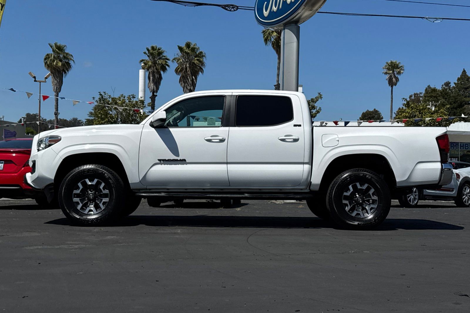 Used 2018 Toyota Tacoma SR5 RWD image 28
