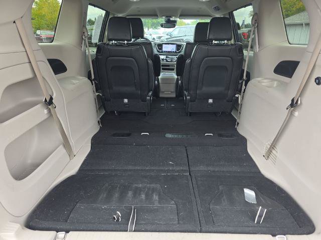 Used 2024 Chrysler Pacifica Touring-L FWD image 34