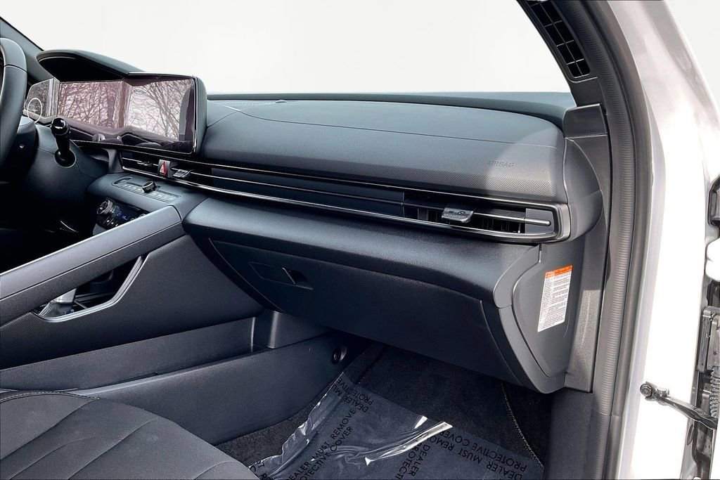 Used 2025 Hyundai Elantra SEL FWD image 16