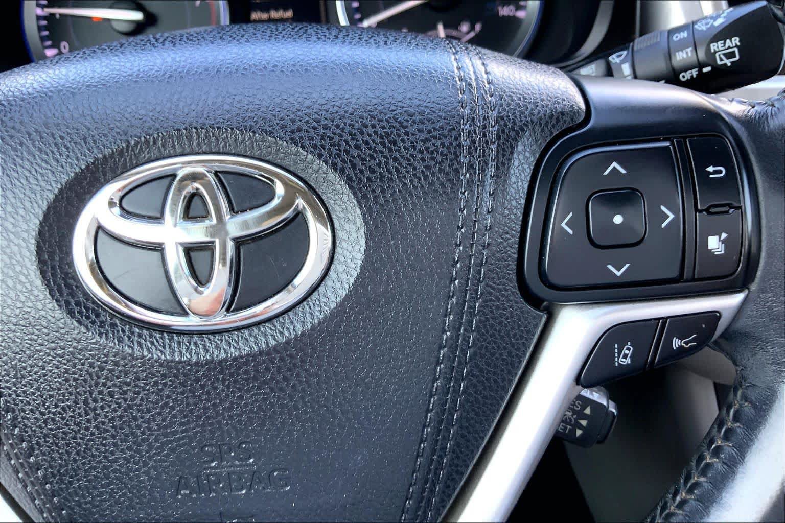 Used 2017 Toyota Highlander XLE AWD/4WD image 25