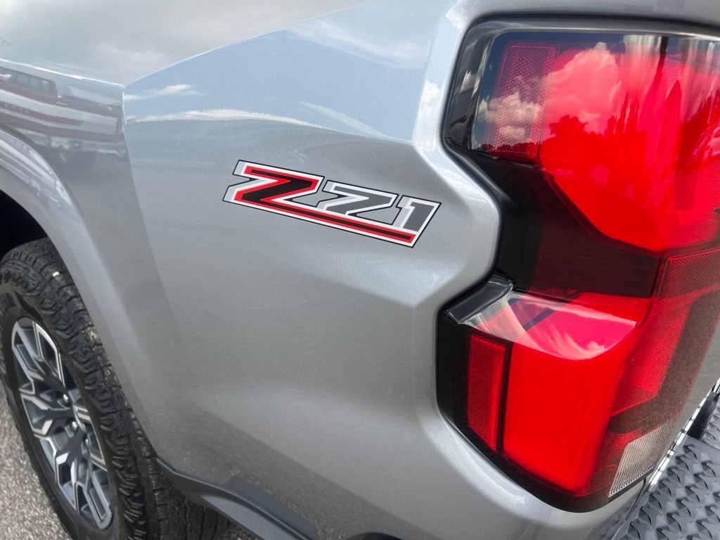 Used 2025 Chevrolet Colorado Z71 w/ Technology Package AWD/4WD image 7
