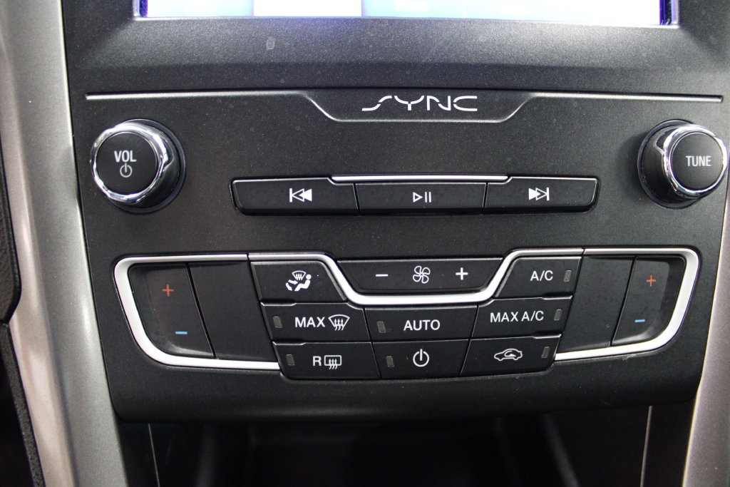 Certified 2020 Ford Fusion SE FWD image 27