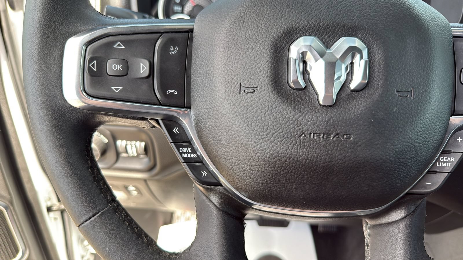 Used 2025 RAM 1500 Laramie AWD/4WD image 17