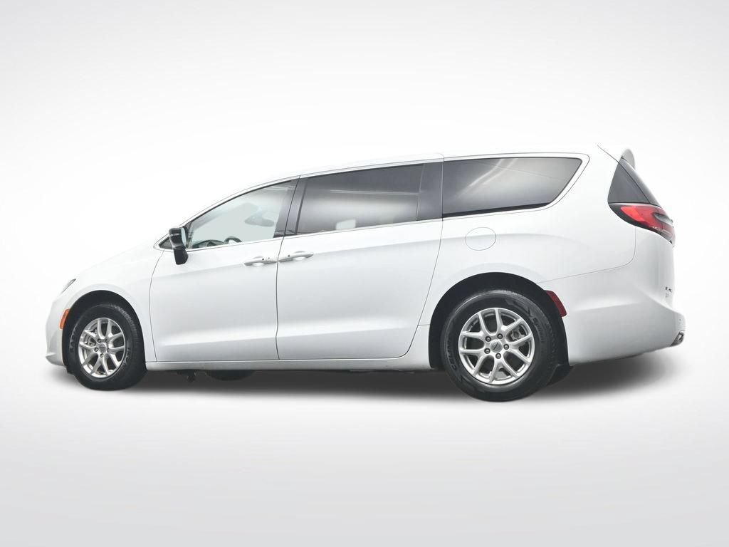 Used 2024 Chrysler Pacifica Touring-L FWD image 38