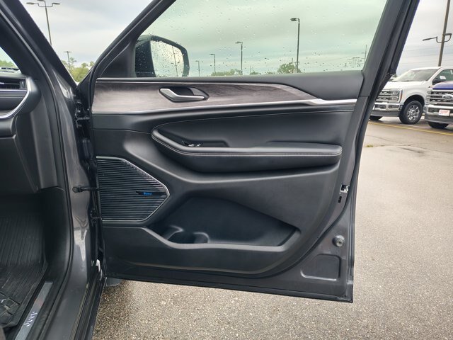 Used 2022 Jeep Grand Cherokee Overland AWD/4WD image 13