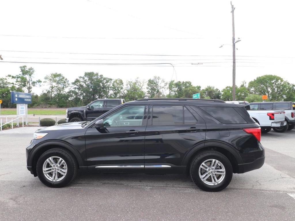 Certified 2022 Ford Explorer XLT image 2