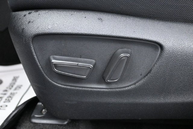 Used 2025 Toyota Highlander LE FWD image 12