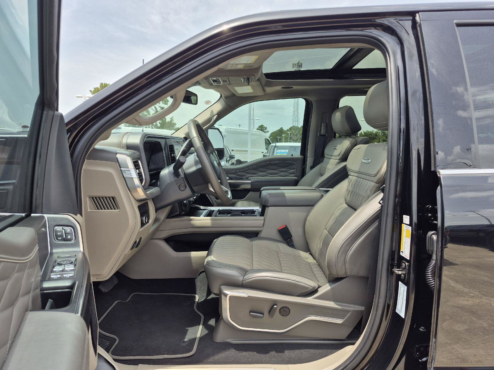 Certified 2025 Ford F250 Platinum w/ Platinum Plus Package AWD/4WD image 2