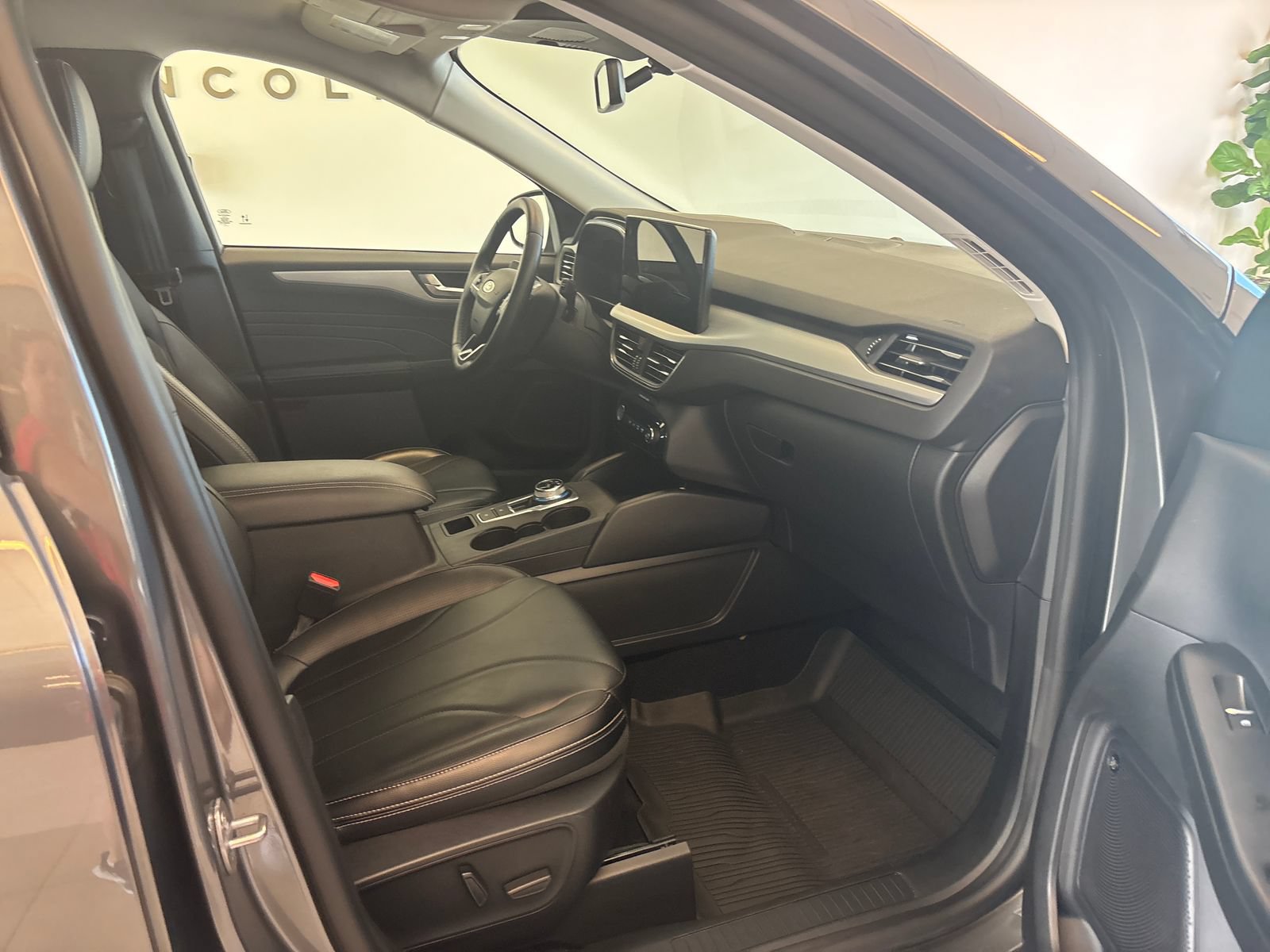 Certified 2025 Ford Escape SE w/ PHEV Premium Package FWD image 6