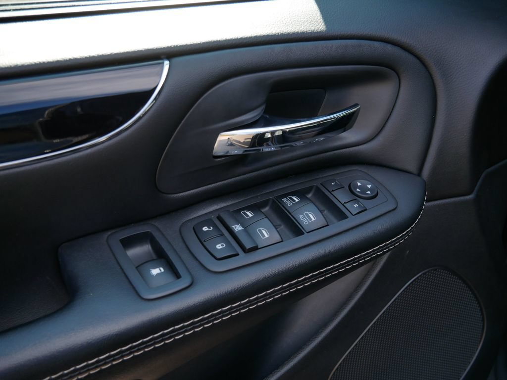 Used 2019 Dodge Grand Caravan SXT w/ Driver Convenience Group FWD image 17