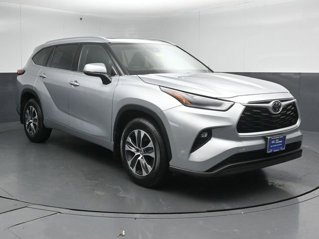 Used 2021 Toyota Highlander XLE AWD/4WD image 1