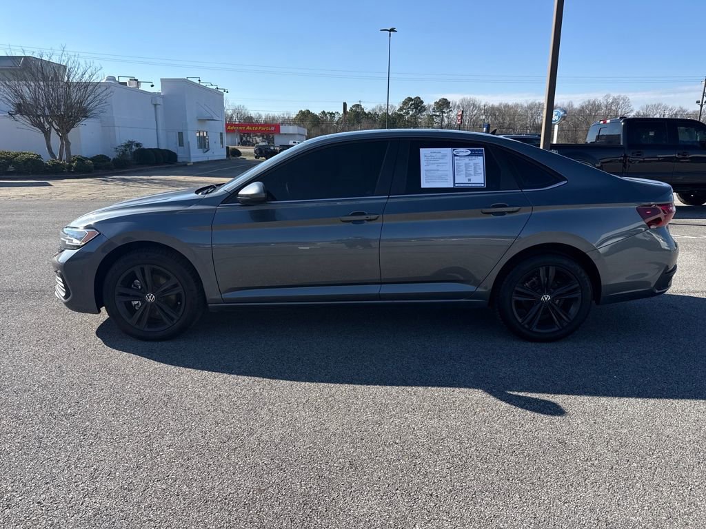 Used 2024 Volkswagen Jetta SE w/ Panoramic Sunroof Package image 2