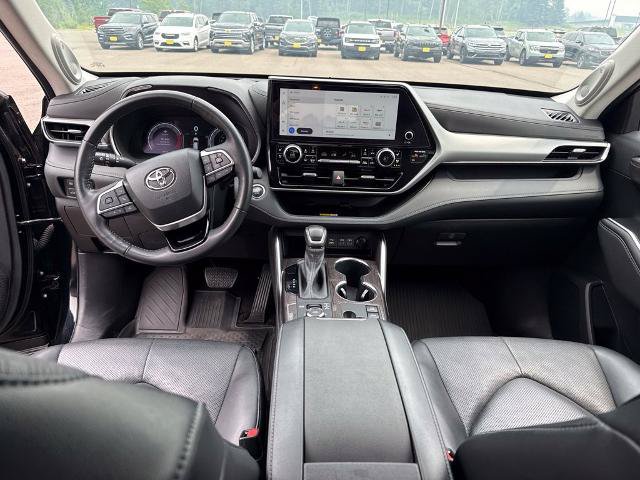 Used 2023 Toyota Highlander Platinum AWD/4WD image 14
