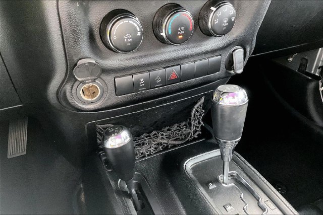 Used 2018 Jeep Wrangler Unlimited Sport w/ Connectivity Group AWD/4WD image 15