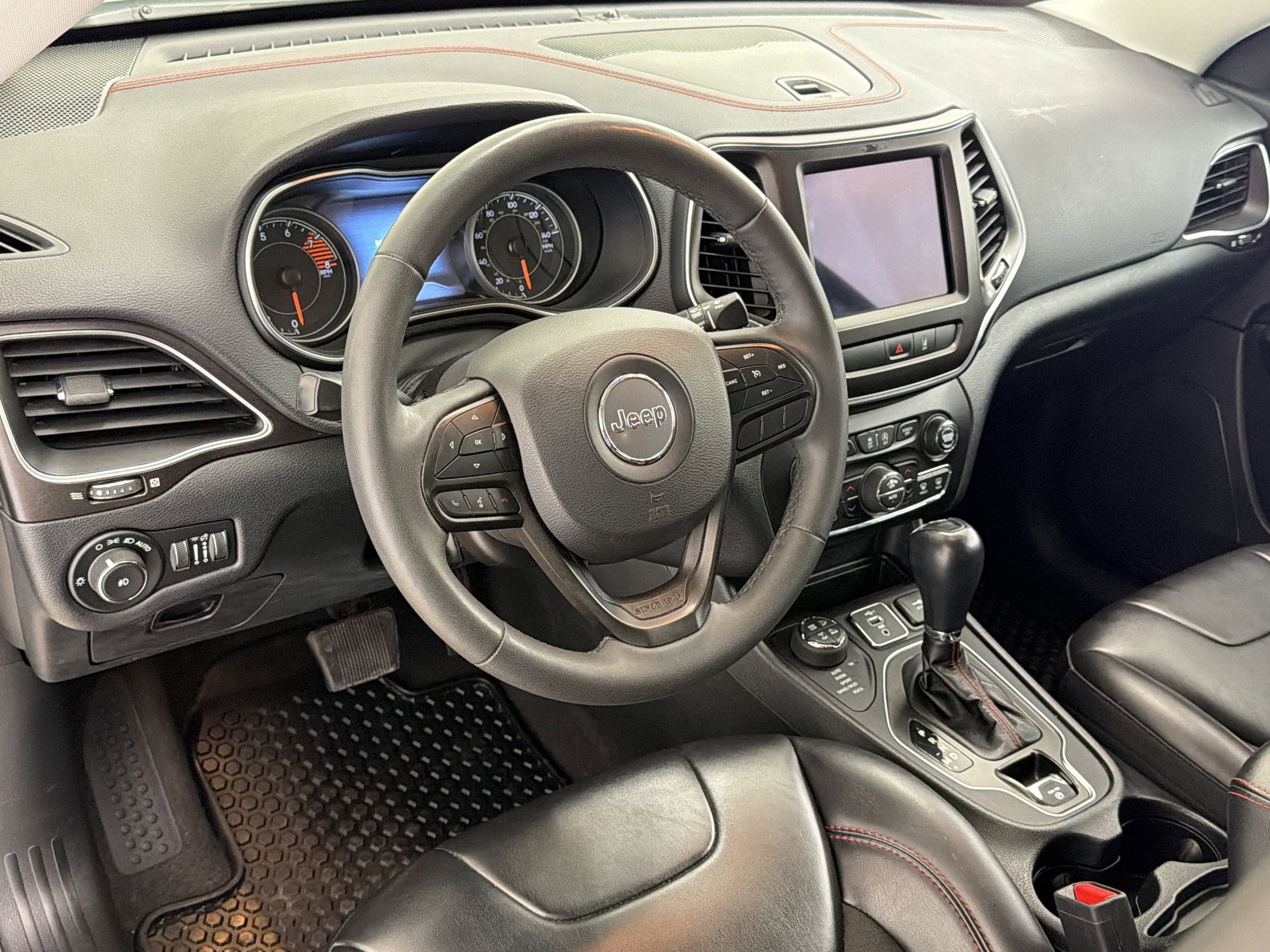 Used 2022 Jeep Cherokee Trailhawk image 9