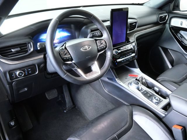 Certified 2023 Ford Explorer Platinum w/ Technology Package AWD/4WD image 3
