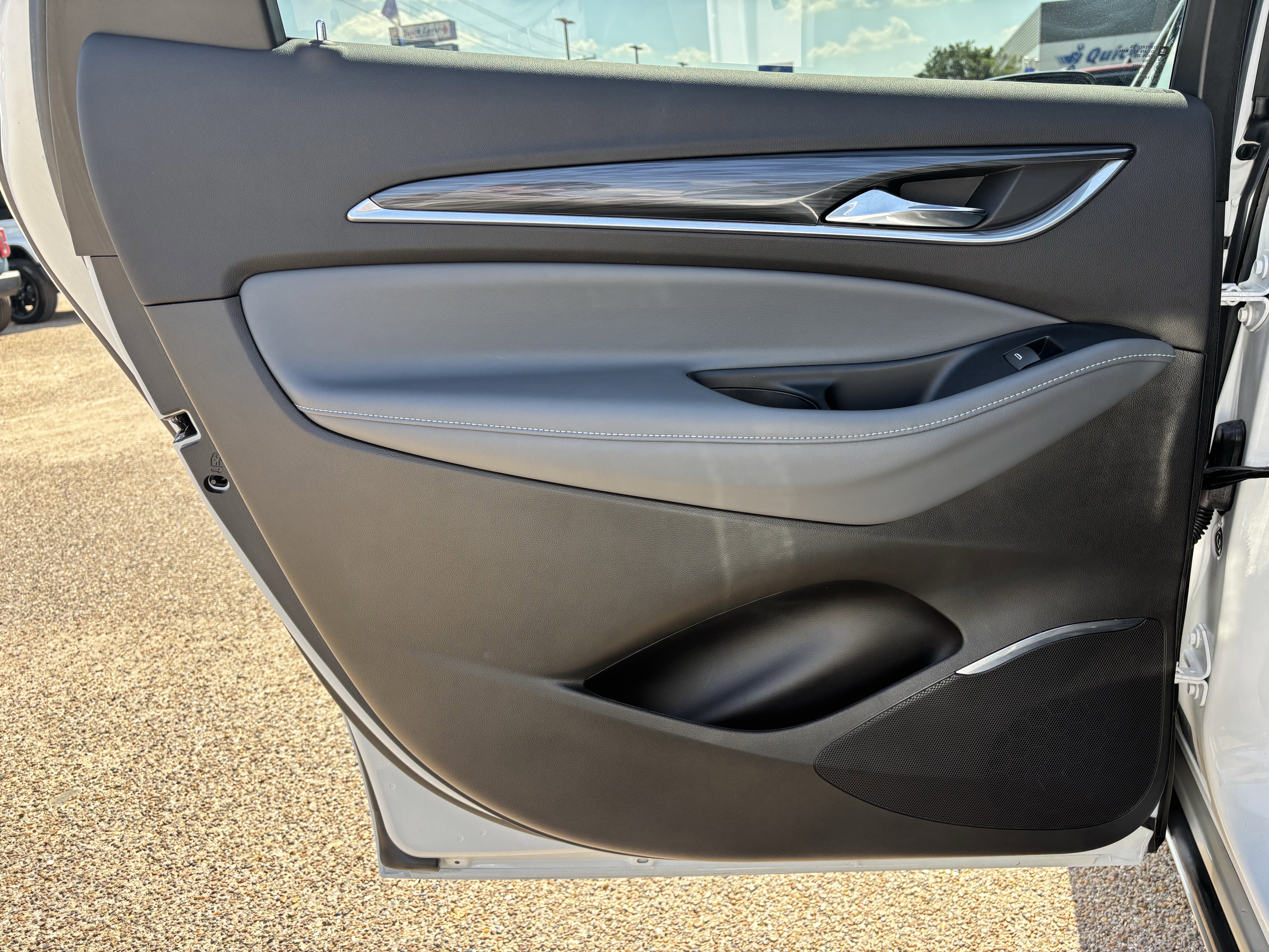 Used 2023 Buick Enclave Essence image 14