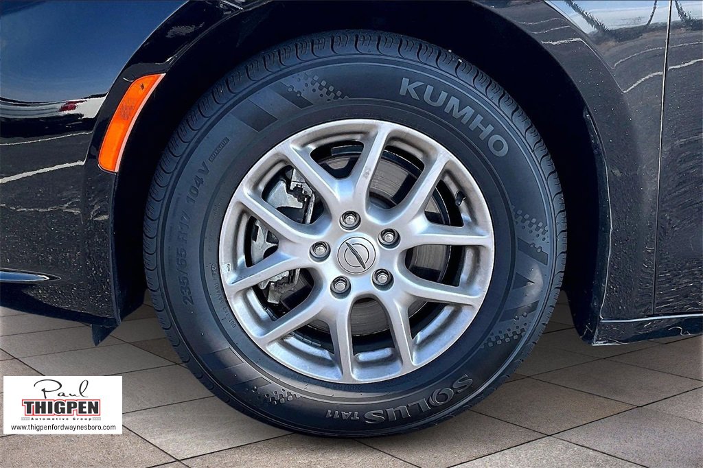 Used 2024 Chrysler Pacifica Touring-L image 9