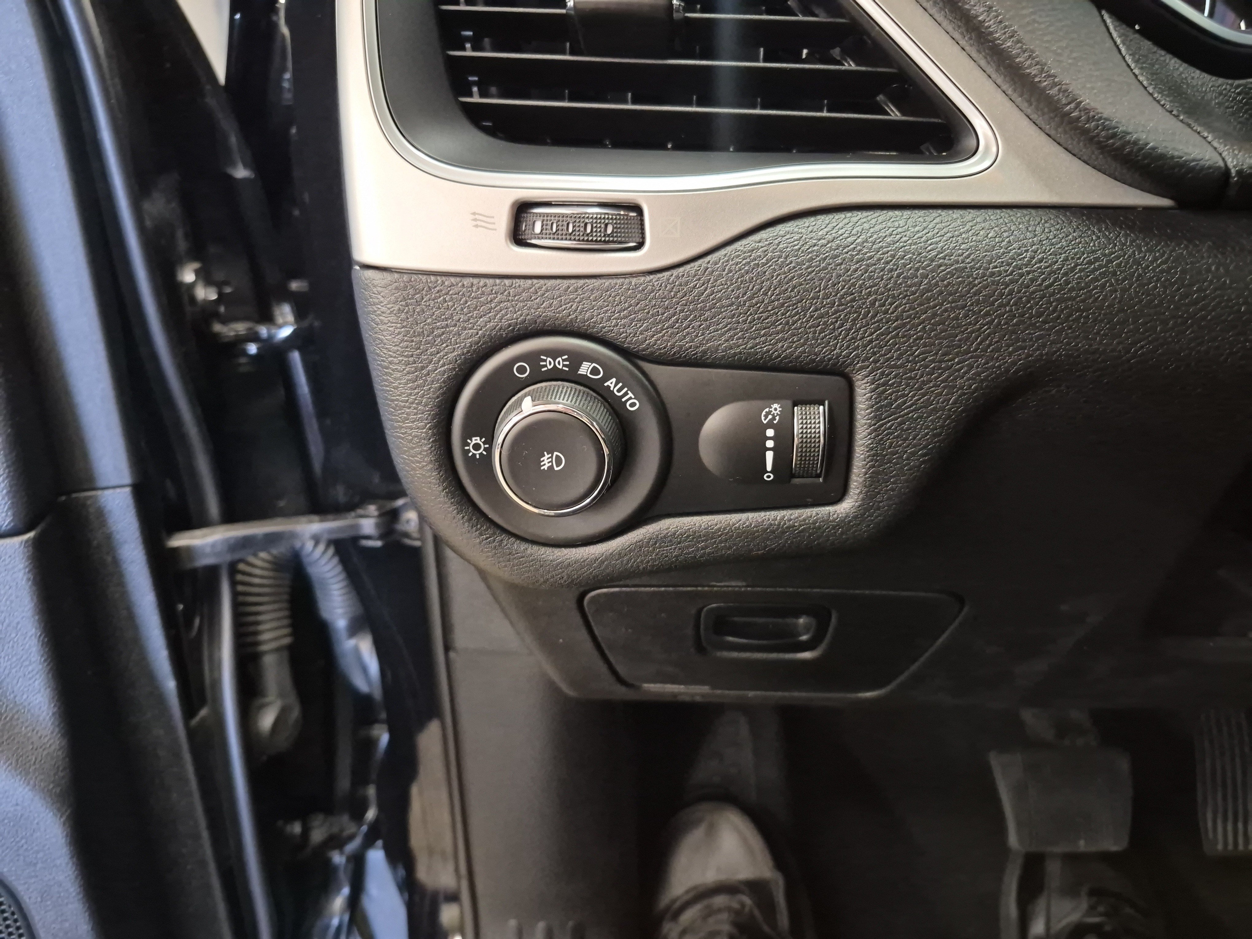 Used 2022 Jeep Cherokee Latitude AWD/4WD image 21