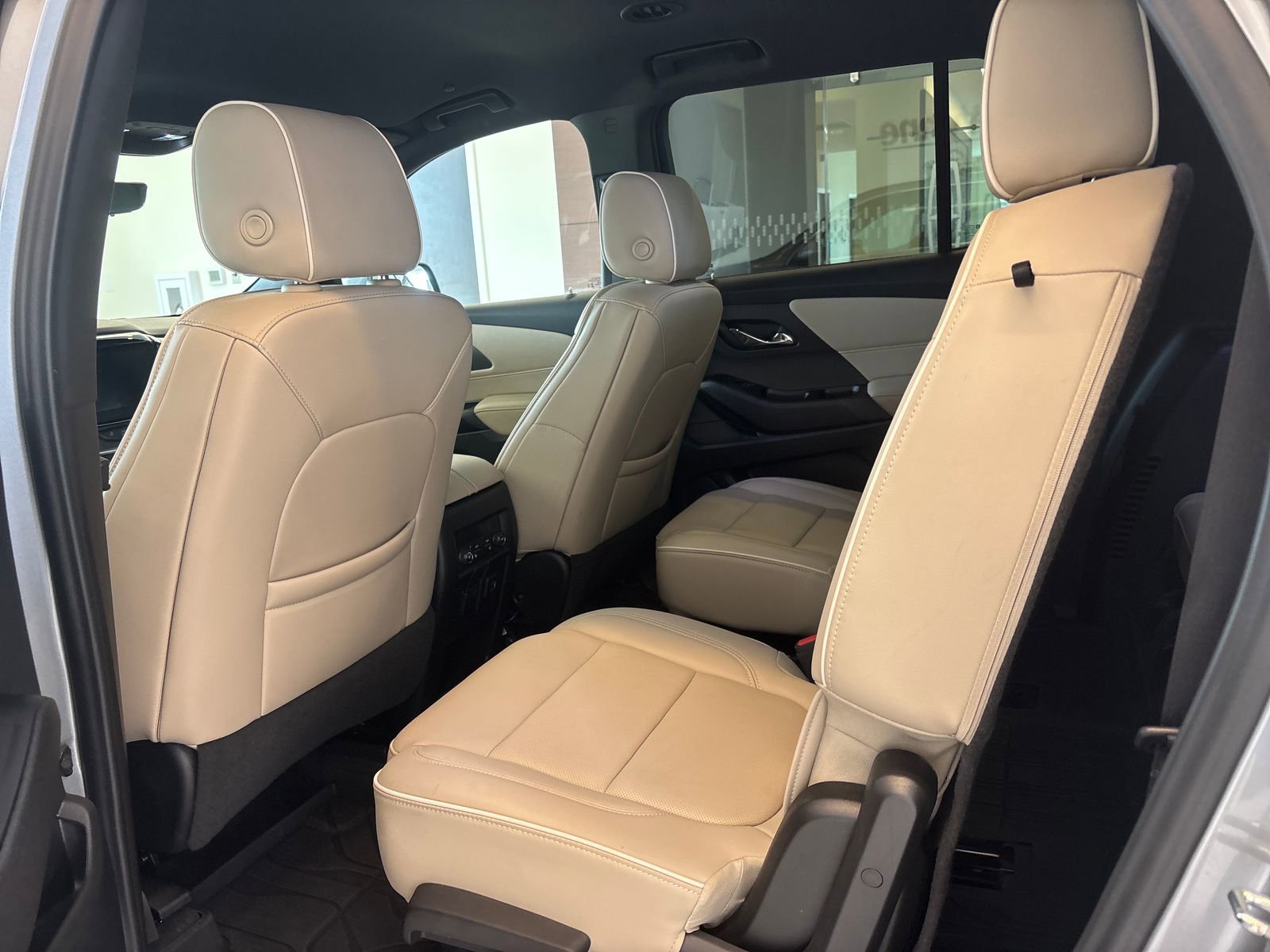 Used 2023 Chevrolet Traverse Premier FWD image 11