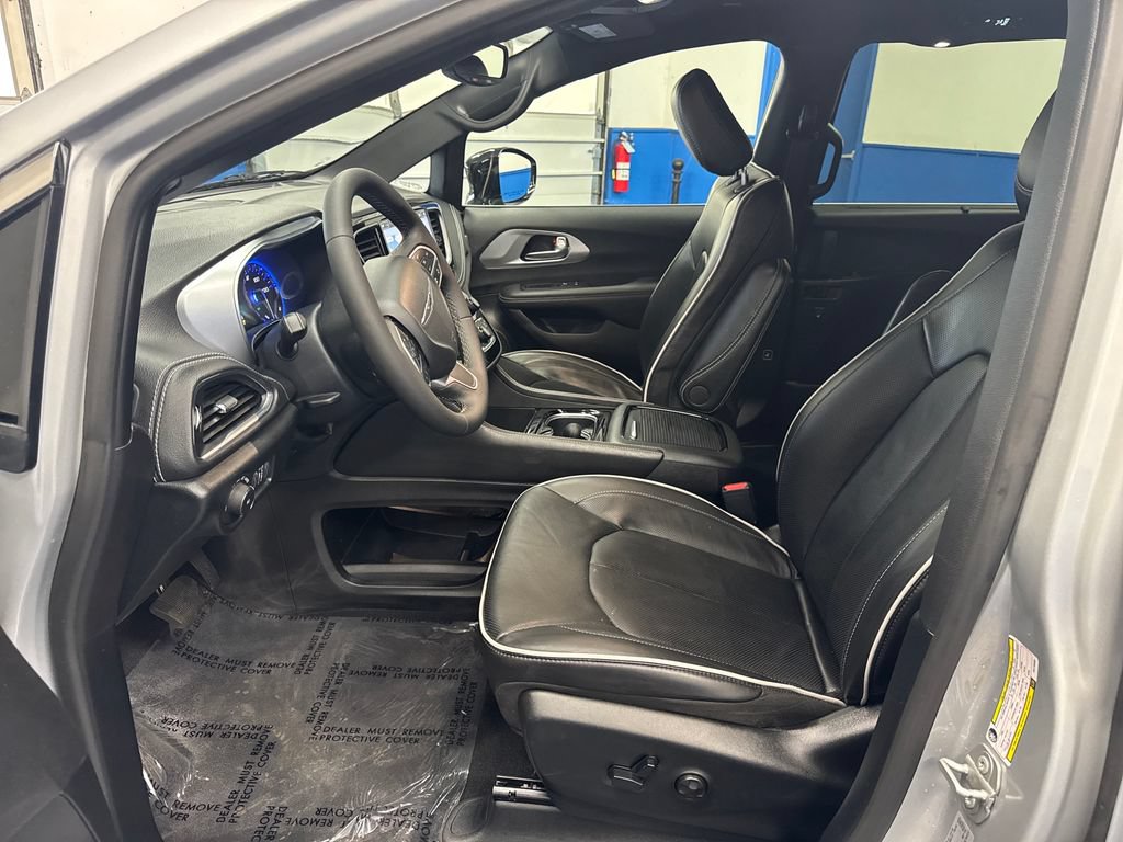 Used 2026 Chrysler Pacifica Limited FWD image 12