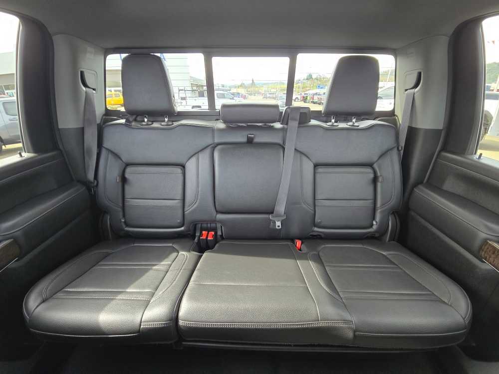 Used 2022 GMC Sierra 3500 Denali w/ Denali Ultimate Package image 17