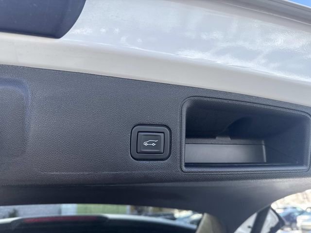 Used 2024 GMC Terrain SLT image 8