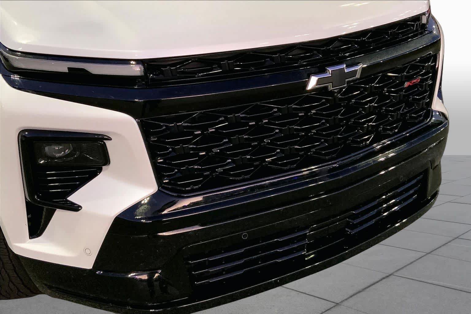Used 2024 Chevrolet Traverse RS FWD image 27