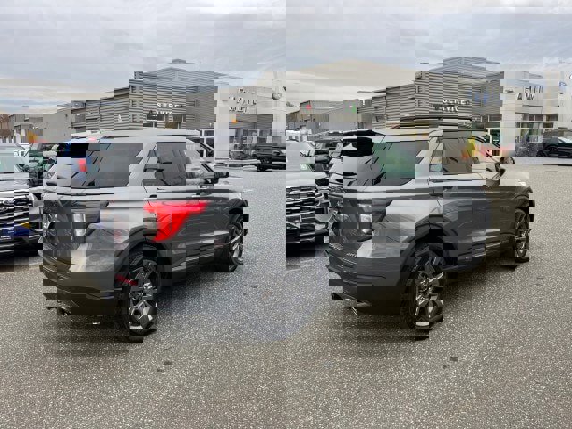 Certified 2022 Ford Explorer XLT w/ Equipment Group 202A image 3