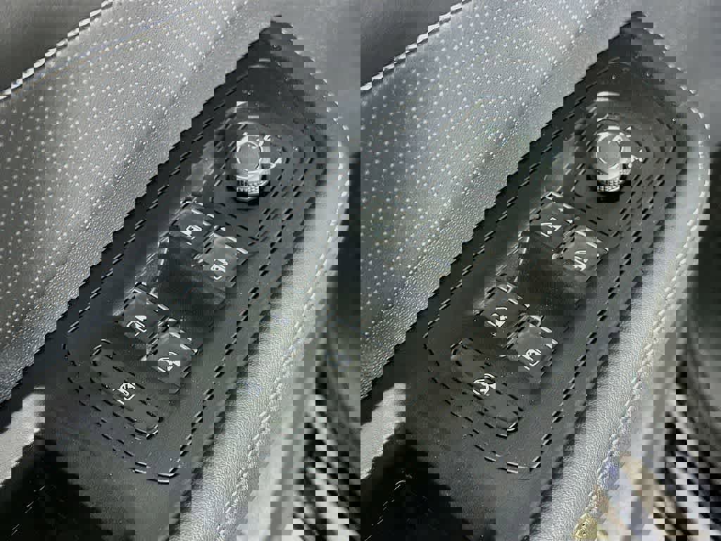 Used 2025 Volkswagen Atlas SE image 28