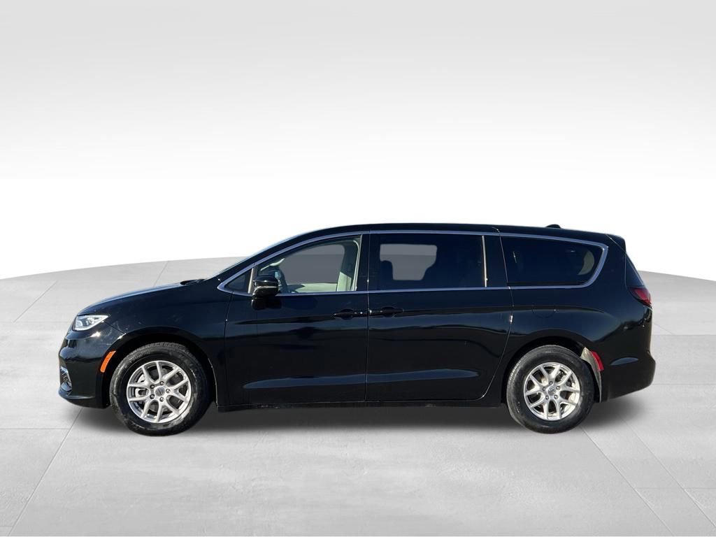Used 2024 Chrysler Pacifica Touring-L image 2