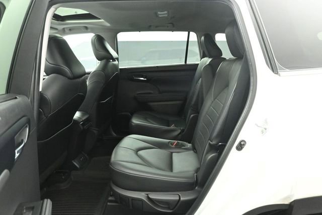 Used 2021 Toyota Highlander XLE AWD/4WD image 20