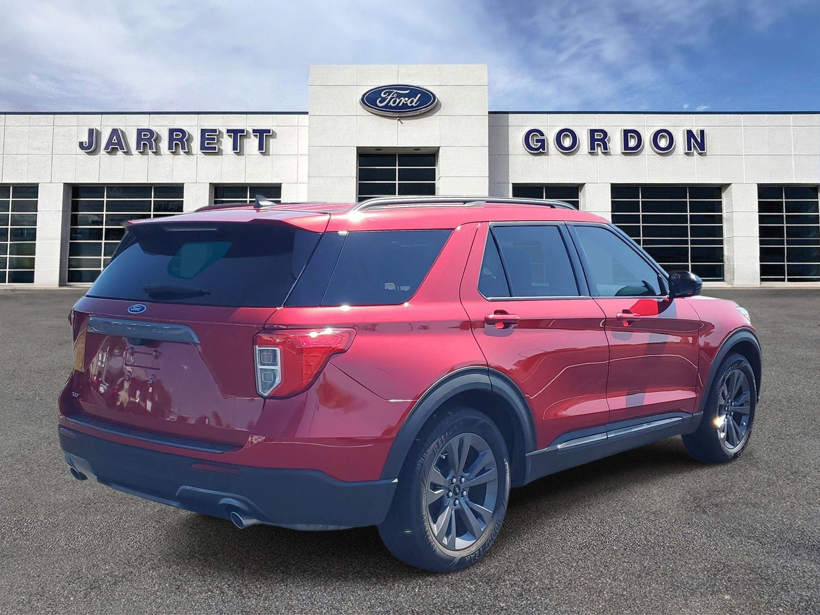 Certified 2024 Ford Explorer XLT w/ Equipment Group 202A RWD image 4