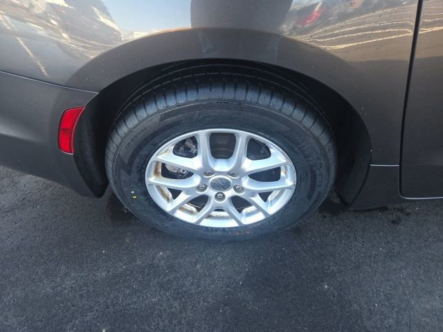 Used 2023 Chrysler Pacifica Touring-L image 11