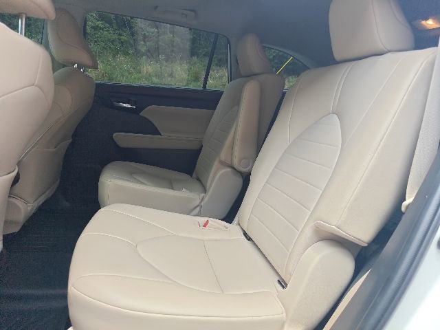 Used 2022 Toyota Highlander XLE FWD image 9
