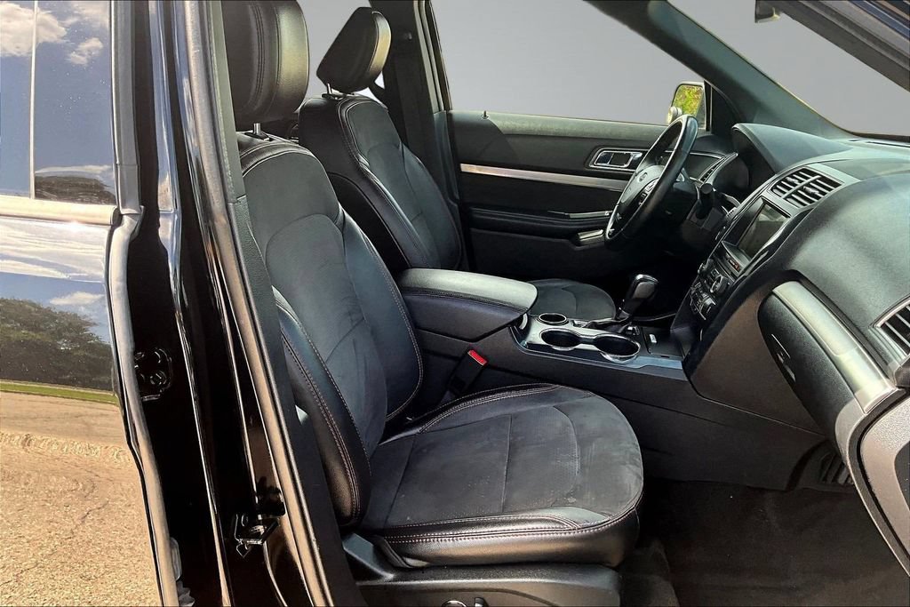 Certified 2018 Ford Explorer XLT w/ Equipment Group 202A FWD image 26