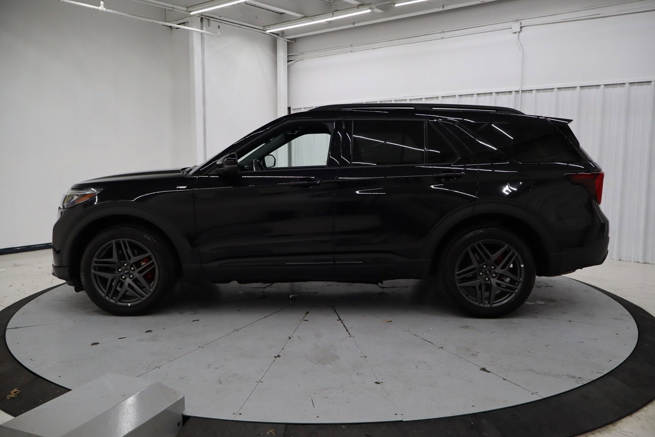 Certified 2025 Ford Explorer ST-Line w/ ST-Line Street Pack image 4
