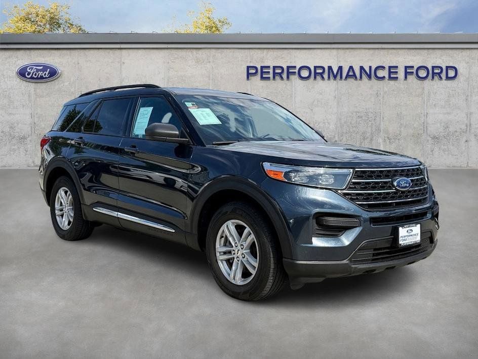 Certified 2023 Ford Explorer XLT image 2