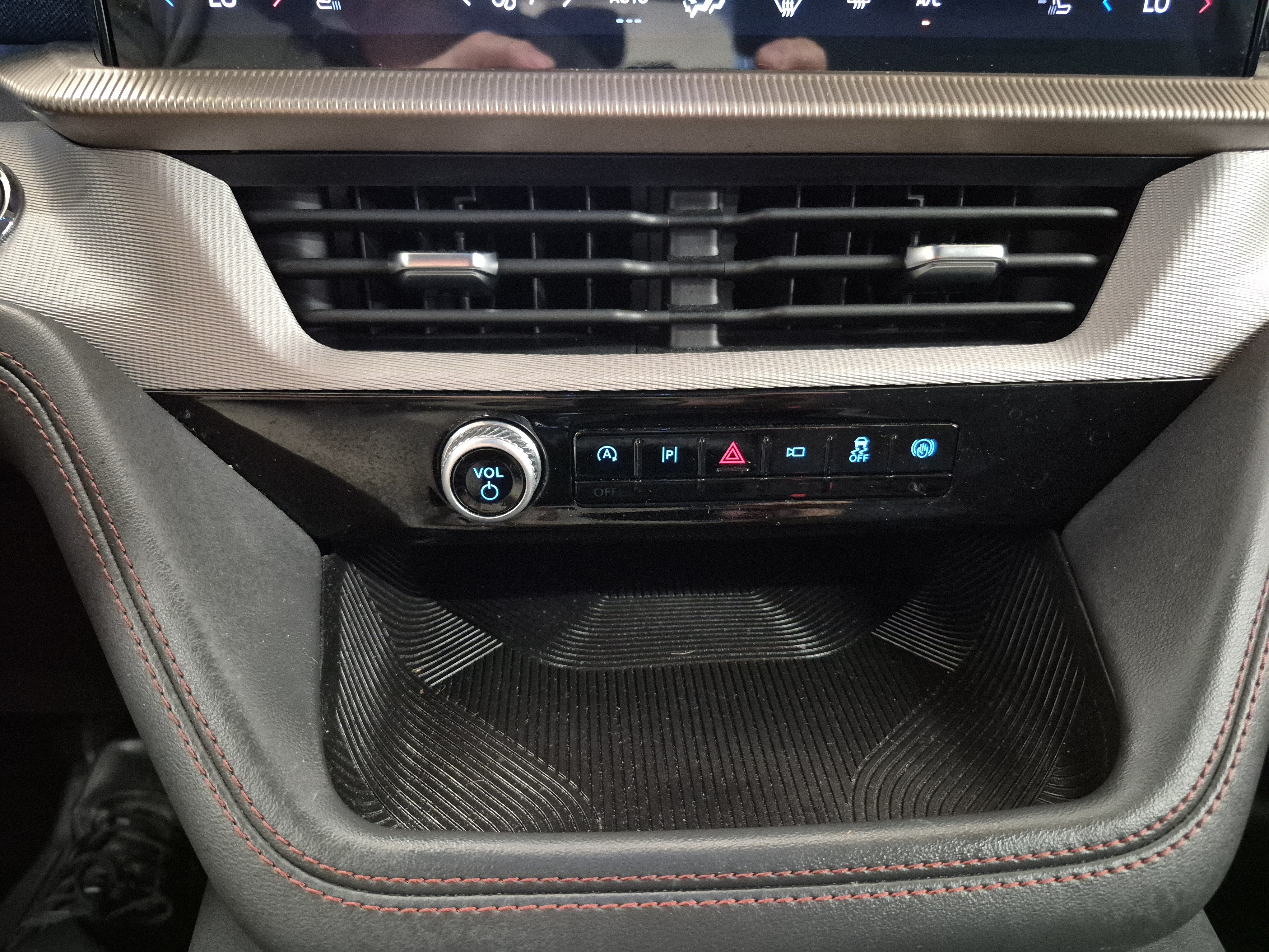 Certified 2025 Ford Explorer Active AWD/4WD image 31